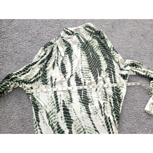 Elegant Green and White Patterned Dress - Picture 10 of 12